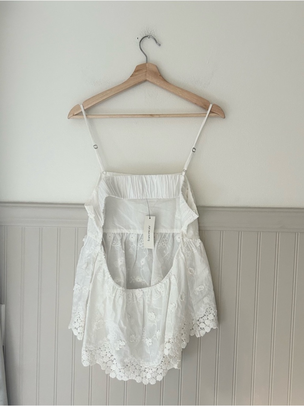 ⭐️ NEW Francesca’s Large White Lace Eyelet Cotton Camisole Scalloped Hem Tank - Picture 4 of 7